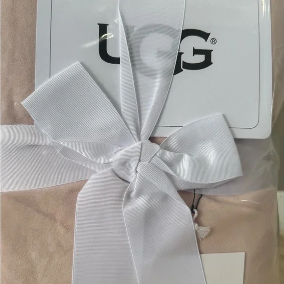 UGG Blush Throw Blanket - Picture 5 of 8